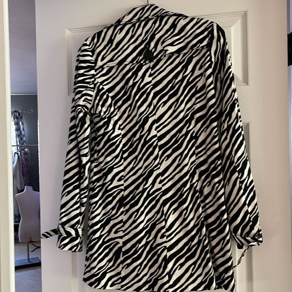 Vertigo Paris zebra print black and white short trench coat - Picture 4 of 6